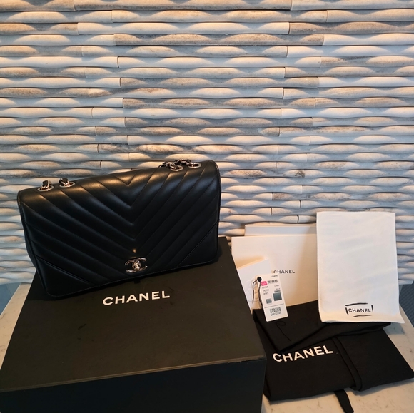 CHANEL Handbags - Chanel Chevron Quilted Statement Bag